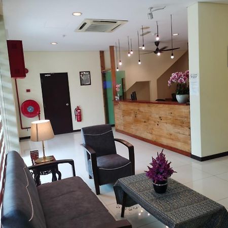 Oyo 90883 Pavilion Inn Hotel Lumut Dış mekan fotoğraf
